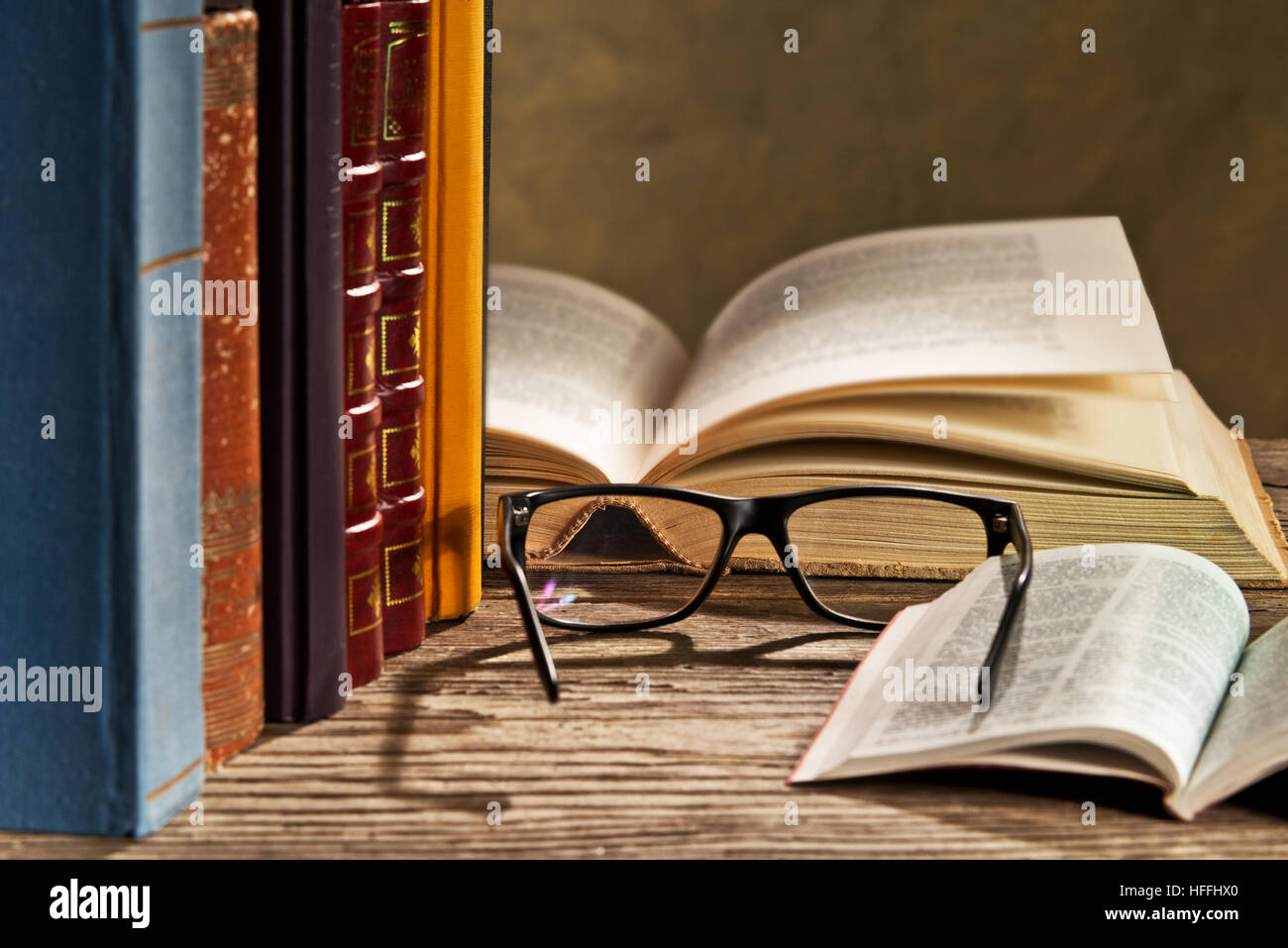 Gli occhiali da lettura con bokks sul tavolo Foto Stock