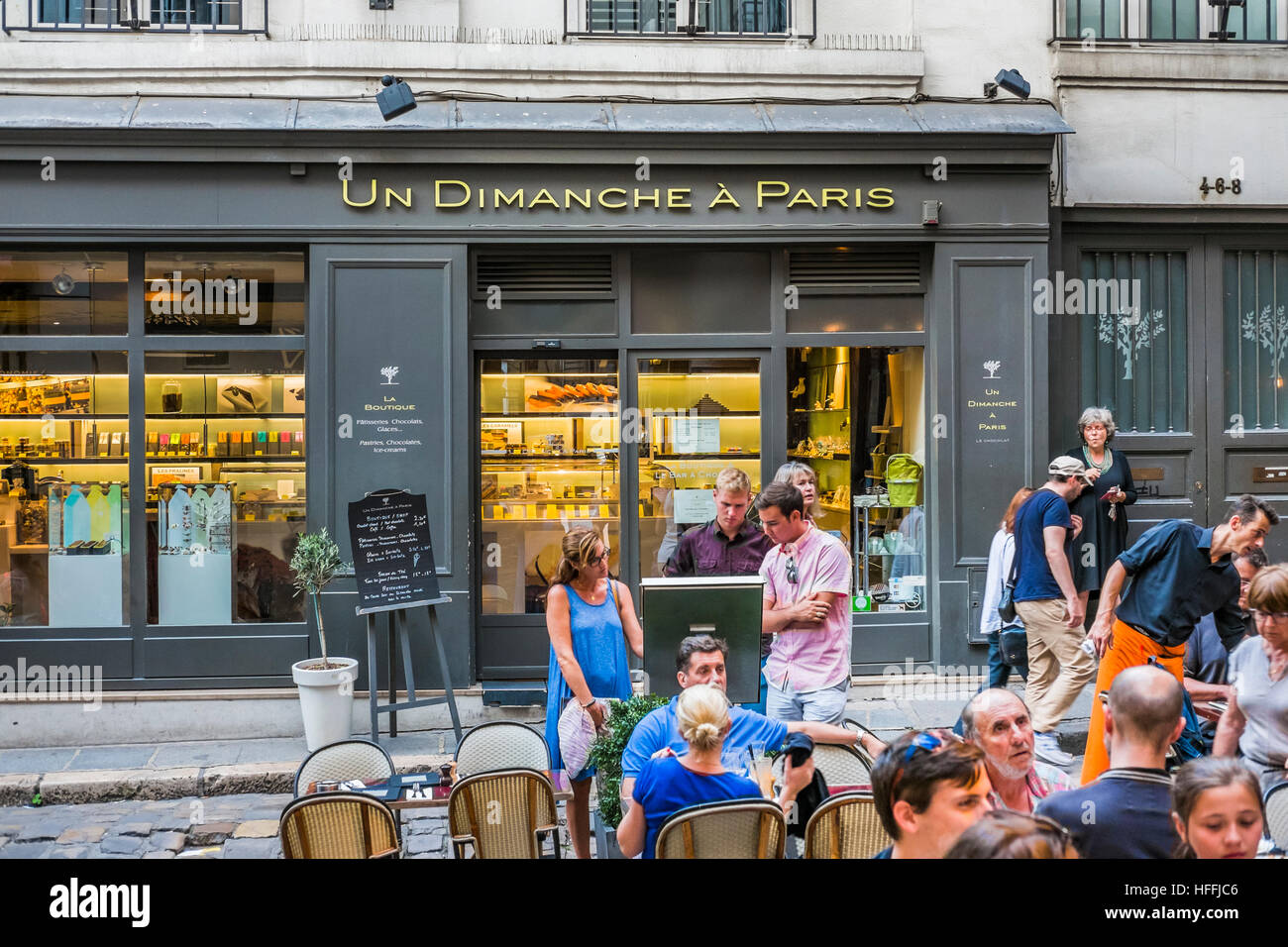 Scena di strada nella parte anteriore del negozio di pasticceria onu dimanche à Paris Foto Stock