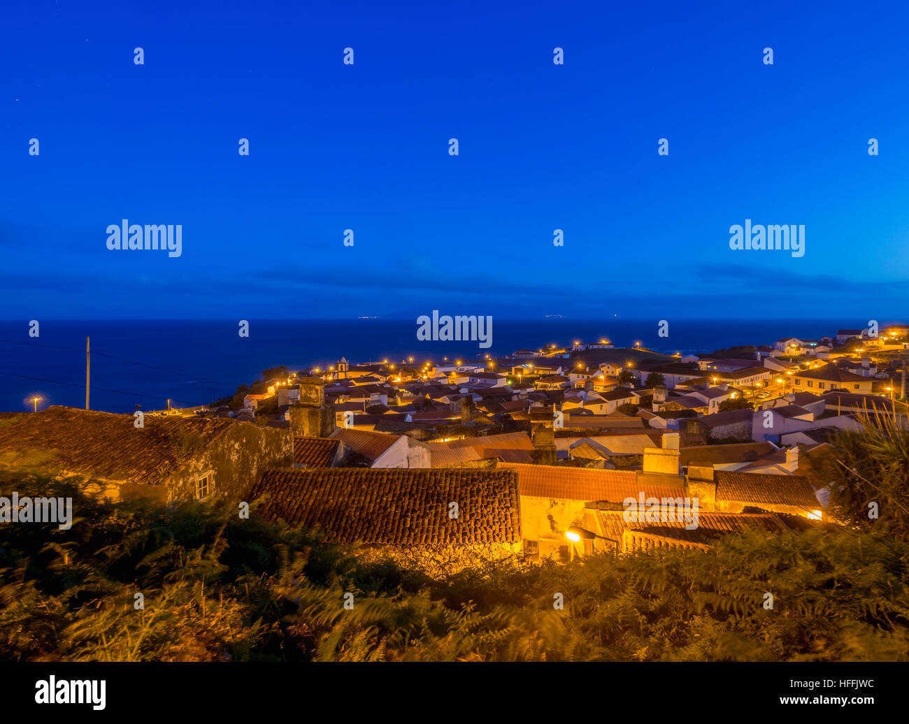 Portogallo Azzorre, Corvo, Twilight vista della Vila do Corvo. Foto Stock