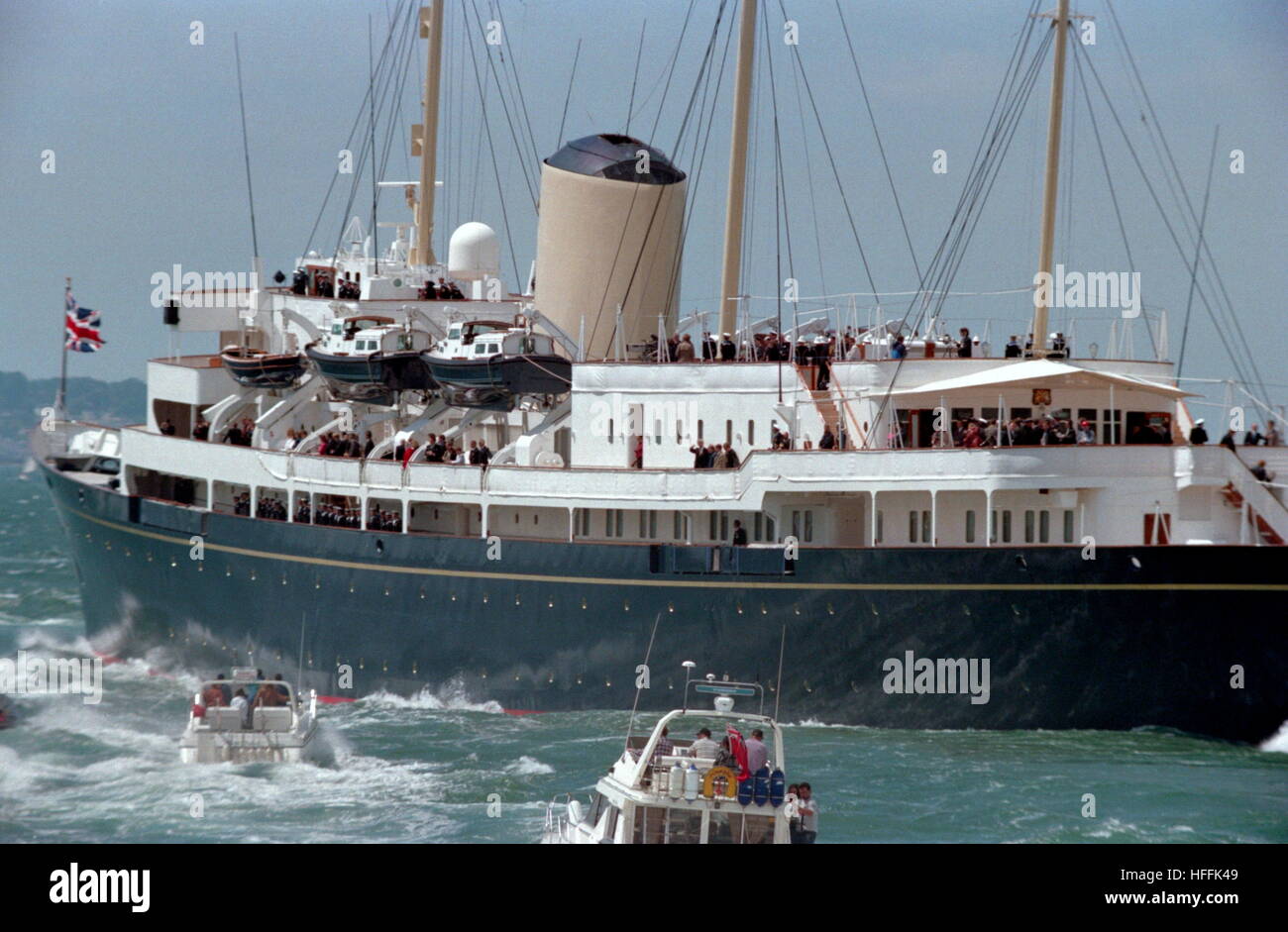 AJAXNETPHOTO. 5Giugno, 1994. SPITHEAD, Inghilterra. - QUEEN RECENSIONI D-giorno anniversario flotta - il Royal Yacht Britannia portando H.M. La regina e il presidente USA Bill Clinton e sua moglie HILARY, vele maestosamente attraverso la flotta assemblata per la 50esima D-giorno anniversario ROYAL REVISIONE SUL SOLENT. Foto;JONATHAN EASTLAND/AJAX REF:940506_19 Foto Stock