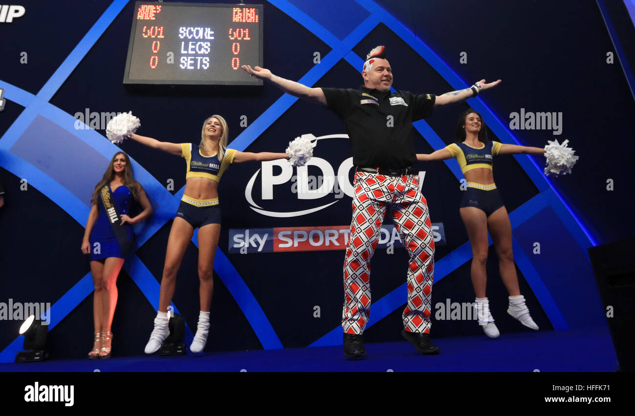 Peter Wright danze sul palcoscenico dopo la sua a piedi durante il giorno tredici del William Hill mondo freccette campionato a Alexandra Palace di Londra. Foto Stock