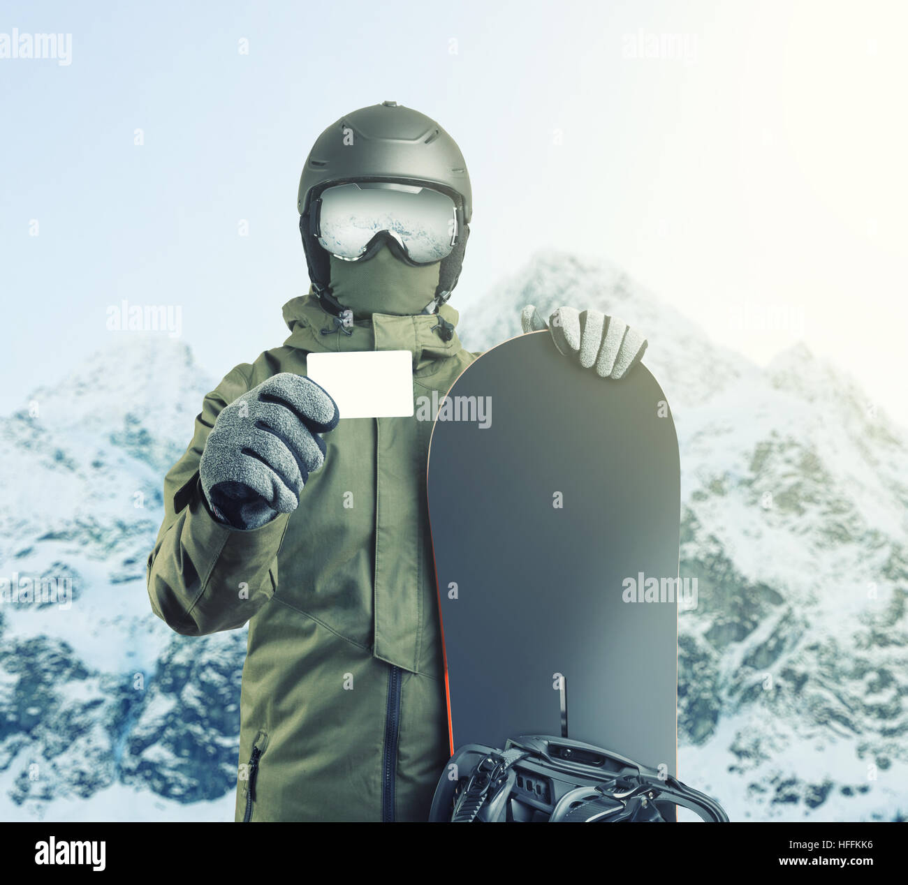 Snowboarder trattenimento sollevatore vuoto passa con la montagna in background. Immagine filtrata:Croce trasformati effetto vintage Foto Stock