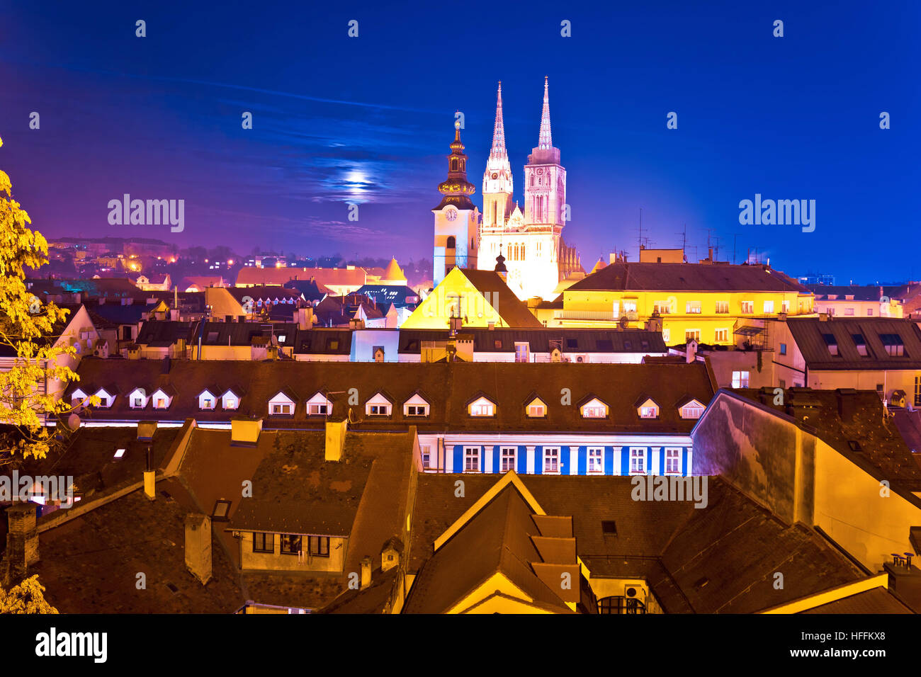 La cattedrale di Zagabria e punti di riferimento in vista di sera, la città capitale di Croazia Foto Stock