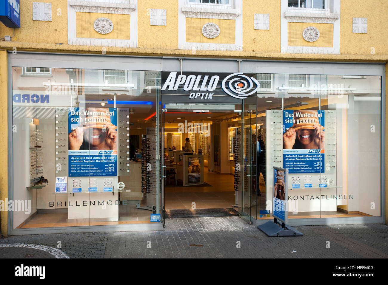 Deutschland, Renania settentrionale-Vestfalia, Euskirchen, Apollo-Optik in der Fussgängerzone Neustrasse Foto Stock