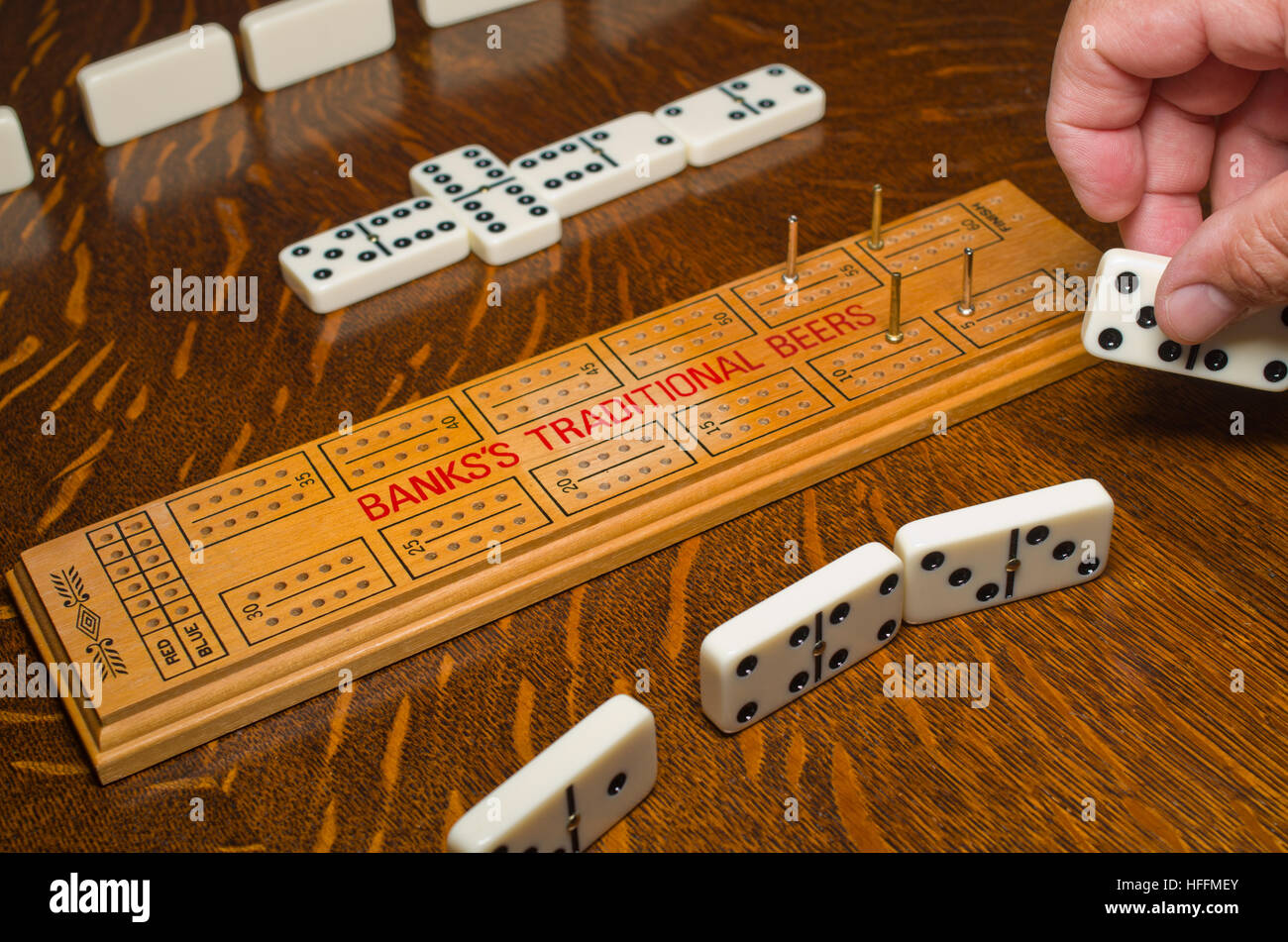 Gioco di domino utilizzando cribbage board per mantenere il cliente Foto Stock