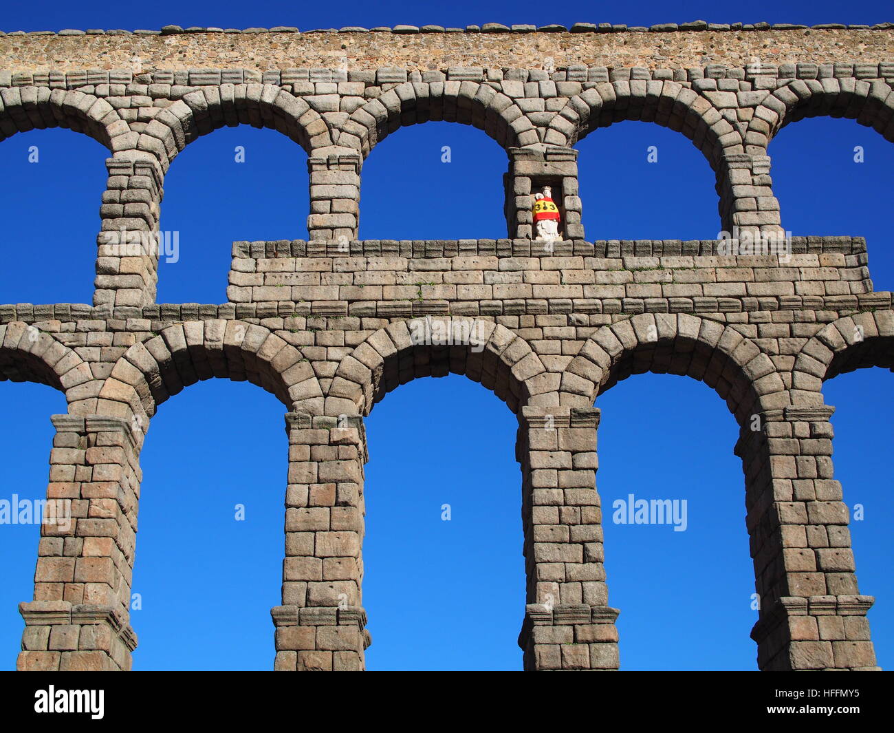 Archi in pietra di un acquedotto romano contro il blu intenso del cielo in Spagna Foto Stock