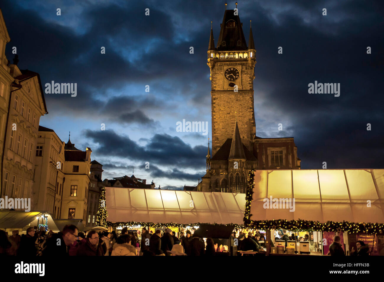 Piazza della Città Vecchia di Praga in blu ora, Natale 2016 Foto Stock