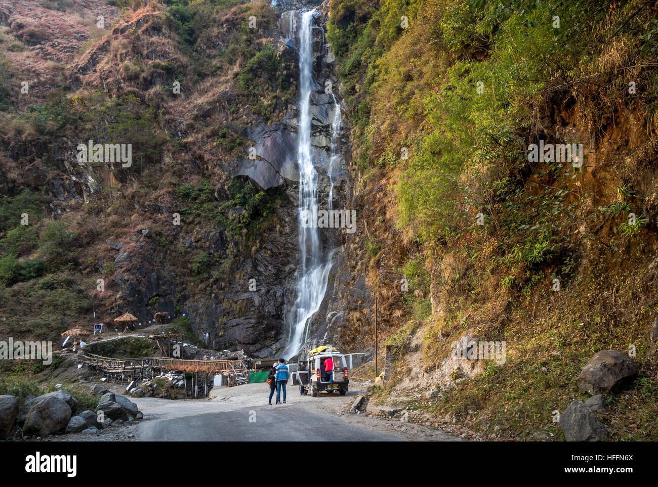 Cascate Bhim Nala nelle montagne vicino Chungthang, è la principale attrazione turistica del Nord Sikkim, India. Foto Stock