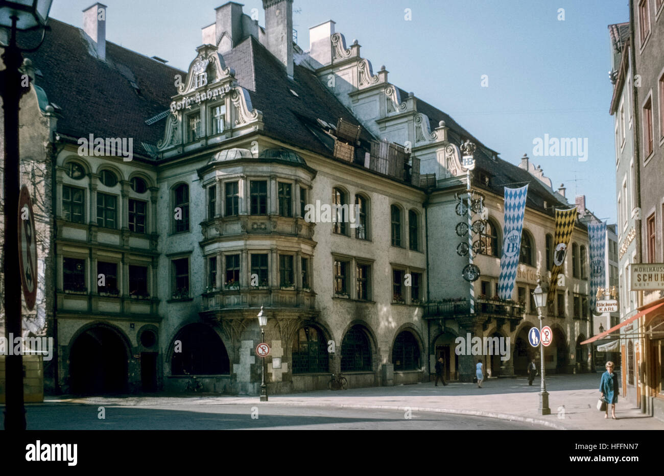 La famosa Hofbräuhaus am Platzl a Monaco di Baviera negli anni sessanta Das Münchner Hofbräuhaus am Platzl von der Nordseite um 1965 Foto Stock