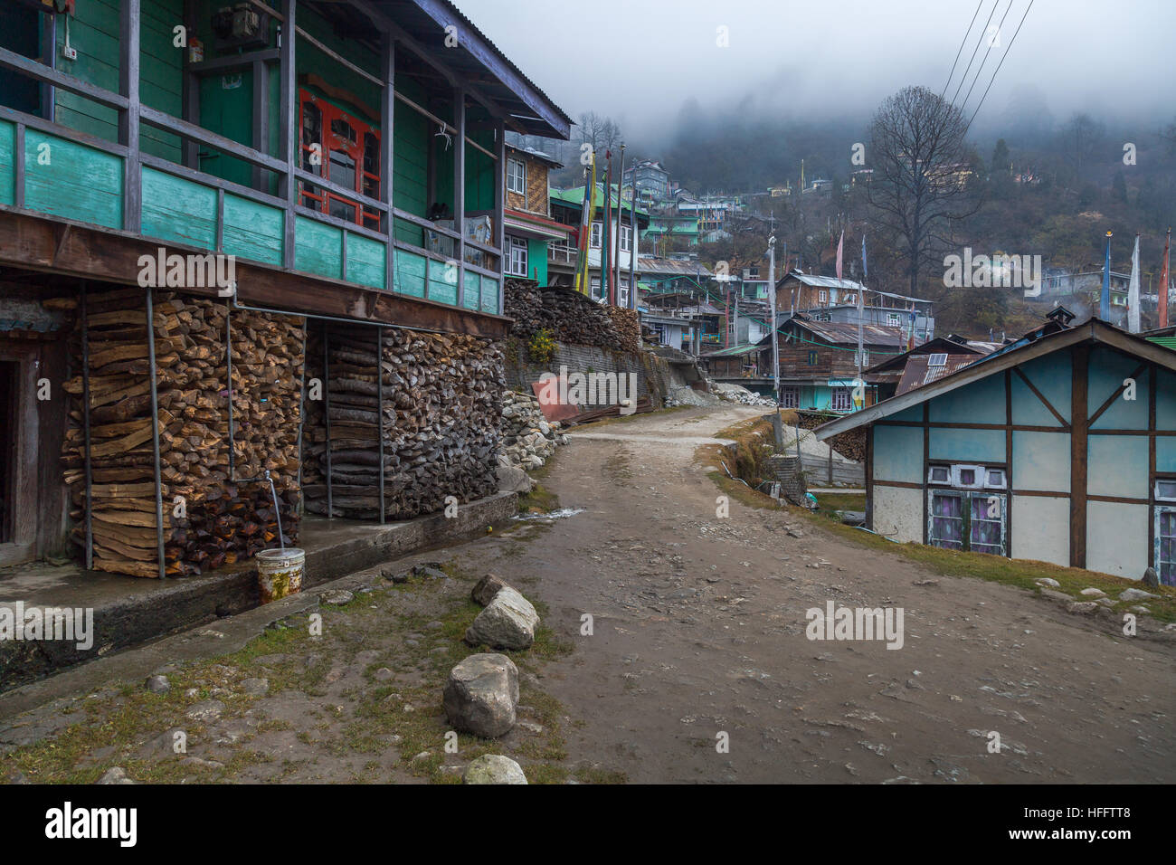 Villaggio himalayano città di Lachen, Sikkim in una nebbiosa mattina d'inverno. Foto Stock