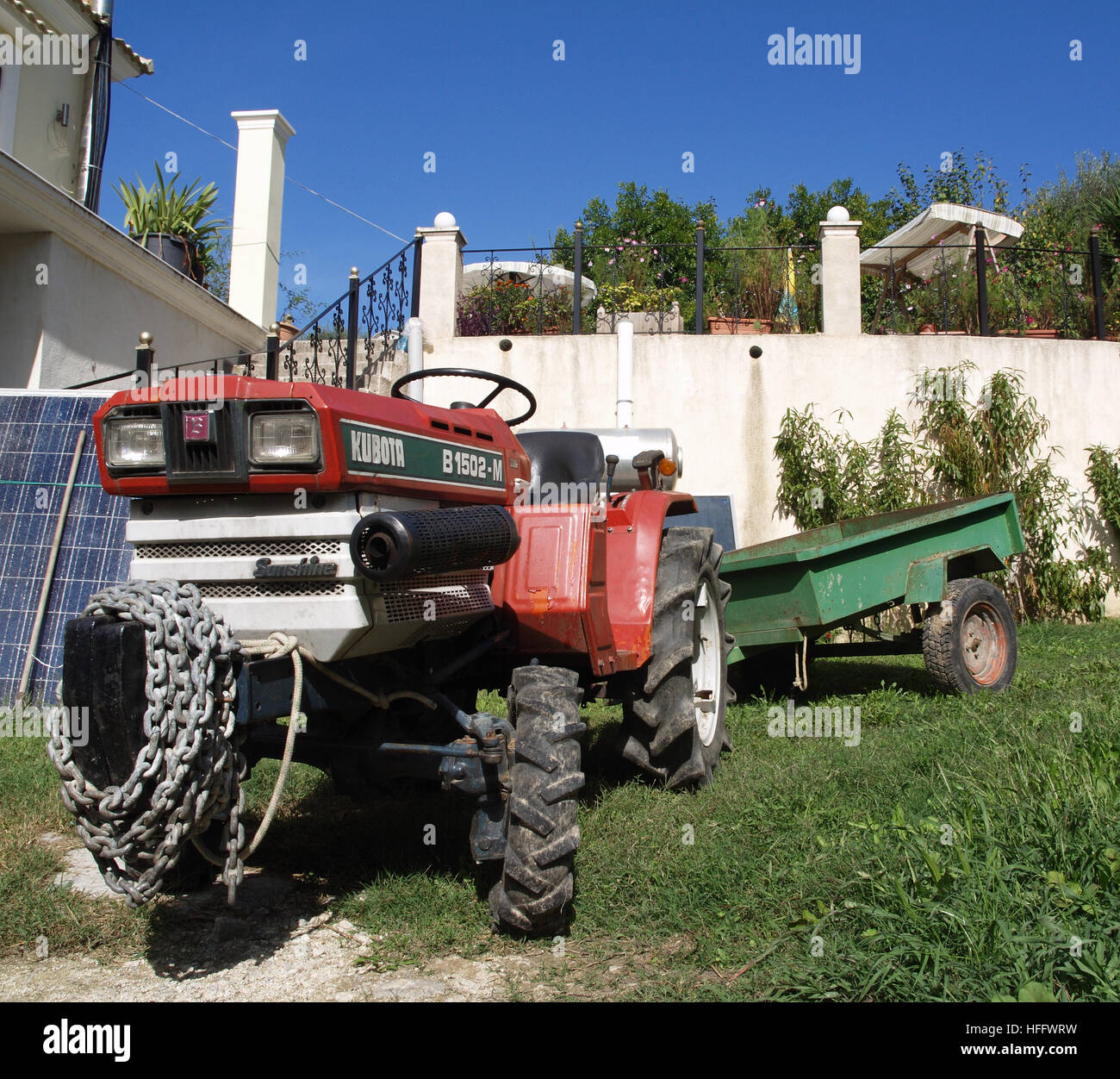 Mini trattore agricolo Kubota B1502-M con rimorchio venga utilizzato su terreni vicino Karousades Corfu Grecia Foto Stock
