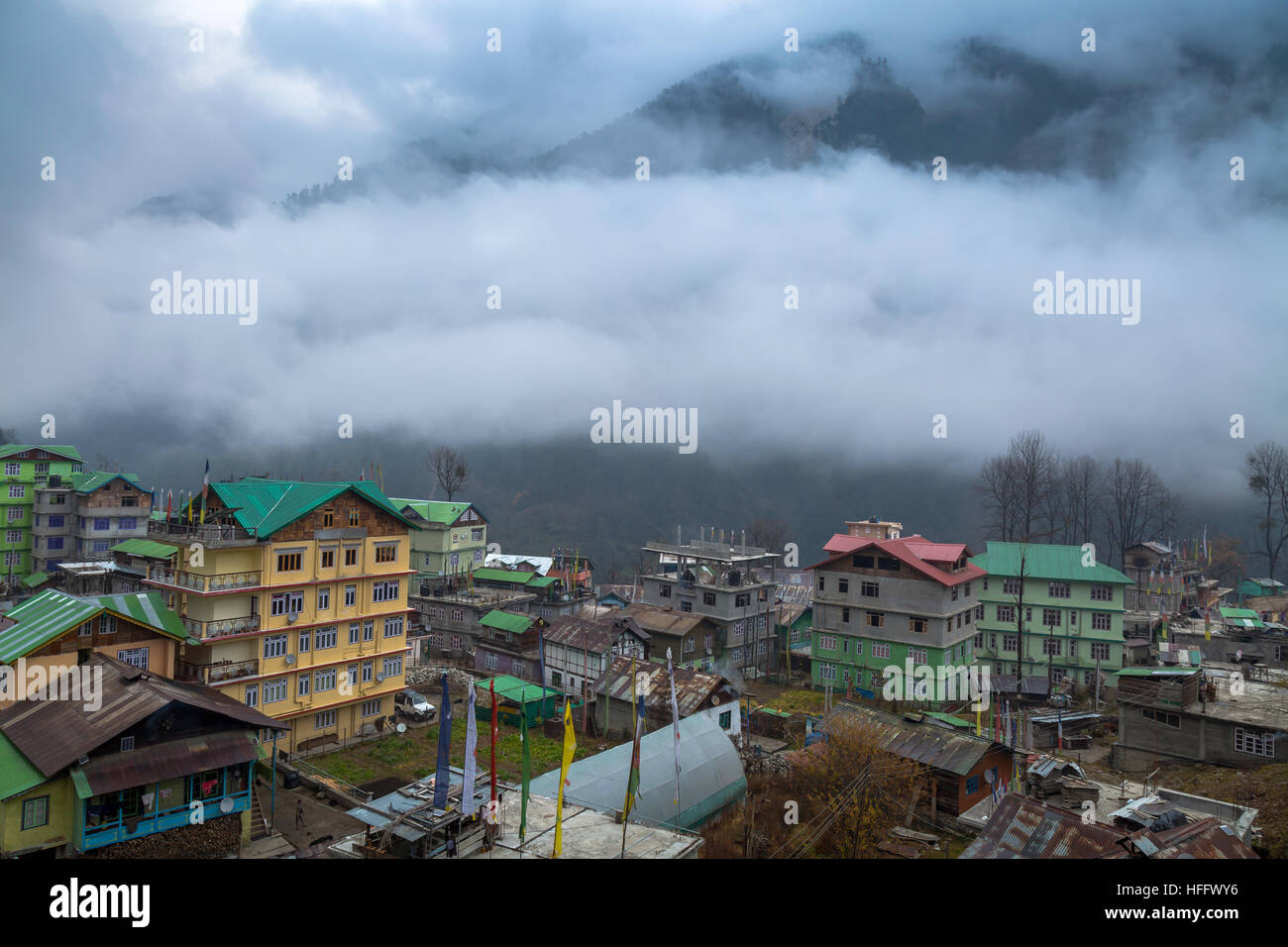 L'Himalayan mountain village città di Lachen, Sikkim in una nebbiosa mattina d'inverno. Foto Stock