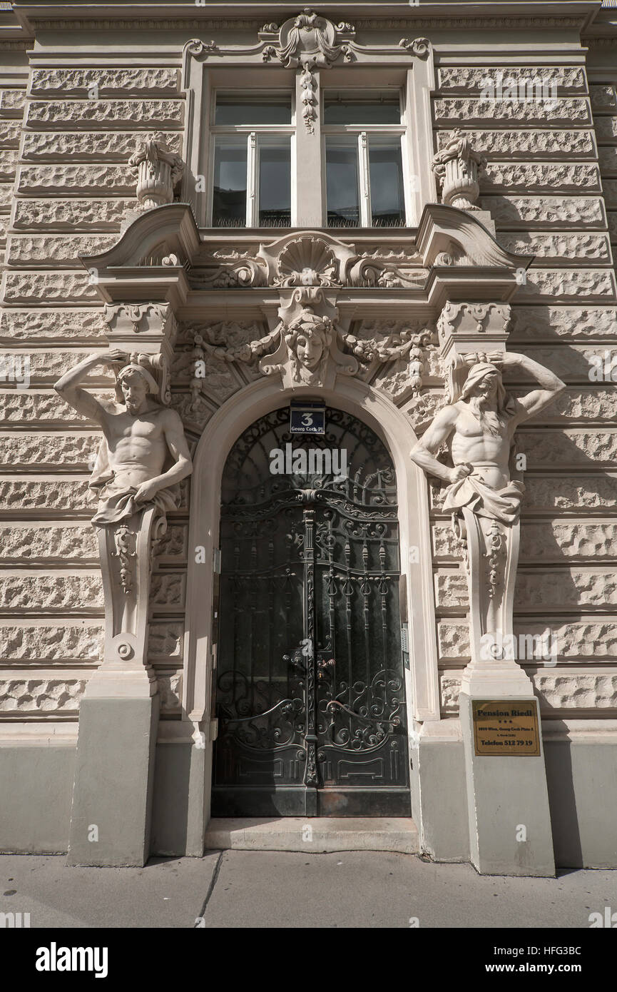 Atlanti all ingresso dell edificio residenziale, 1904, Georg Coch Platz, Vienna, Austria Foto Stock