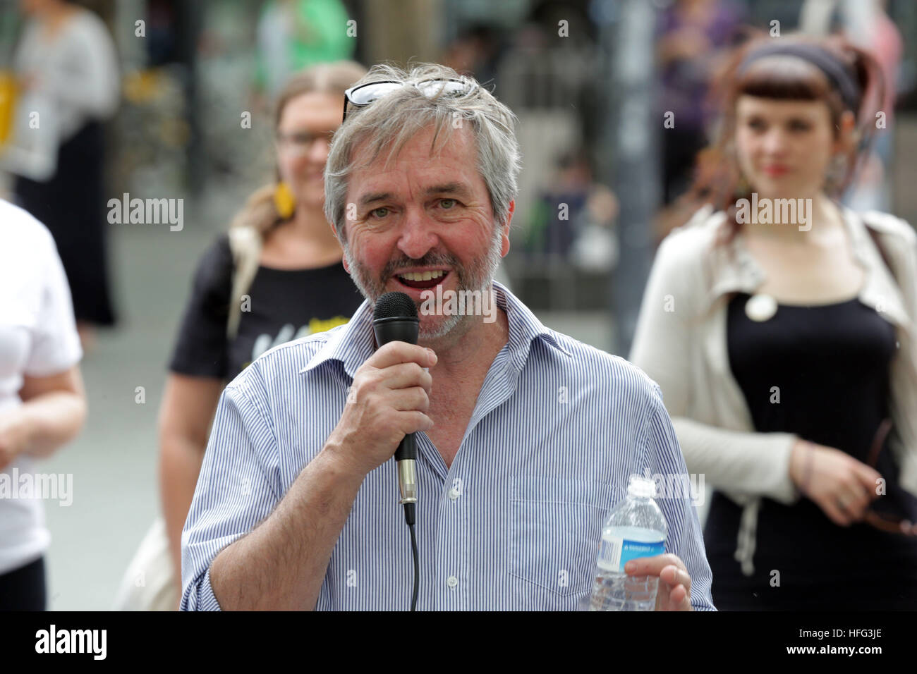 Associare il professor John Minns parlando a un diritto dei rifugiati nel Rally di Canberra, Australia. Foto Stock