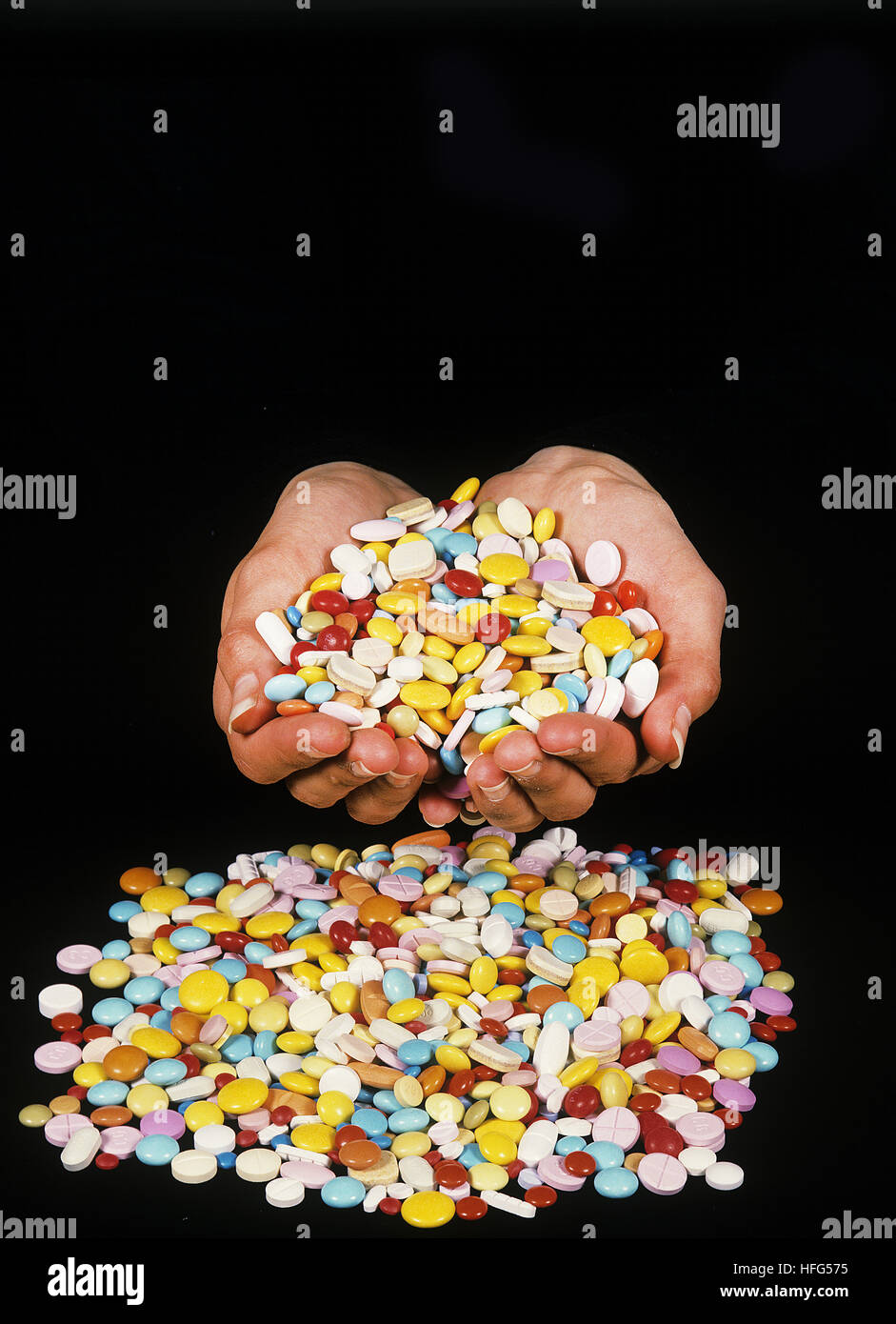 Le mani della donna con Medecine pillole Foto Stock