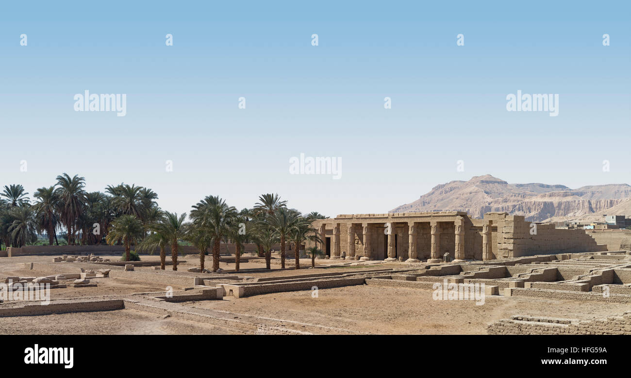 Il tempio mortuario di Seti I nella parte anteriore del Meret Segar in Theban colline sulla riva occidentale del Nilo a Luxor, Egitto, Nord Africa Foto Stock