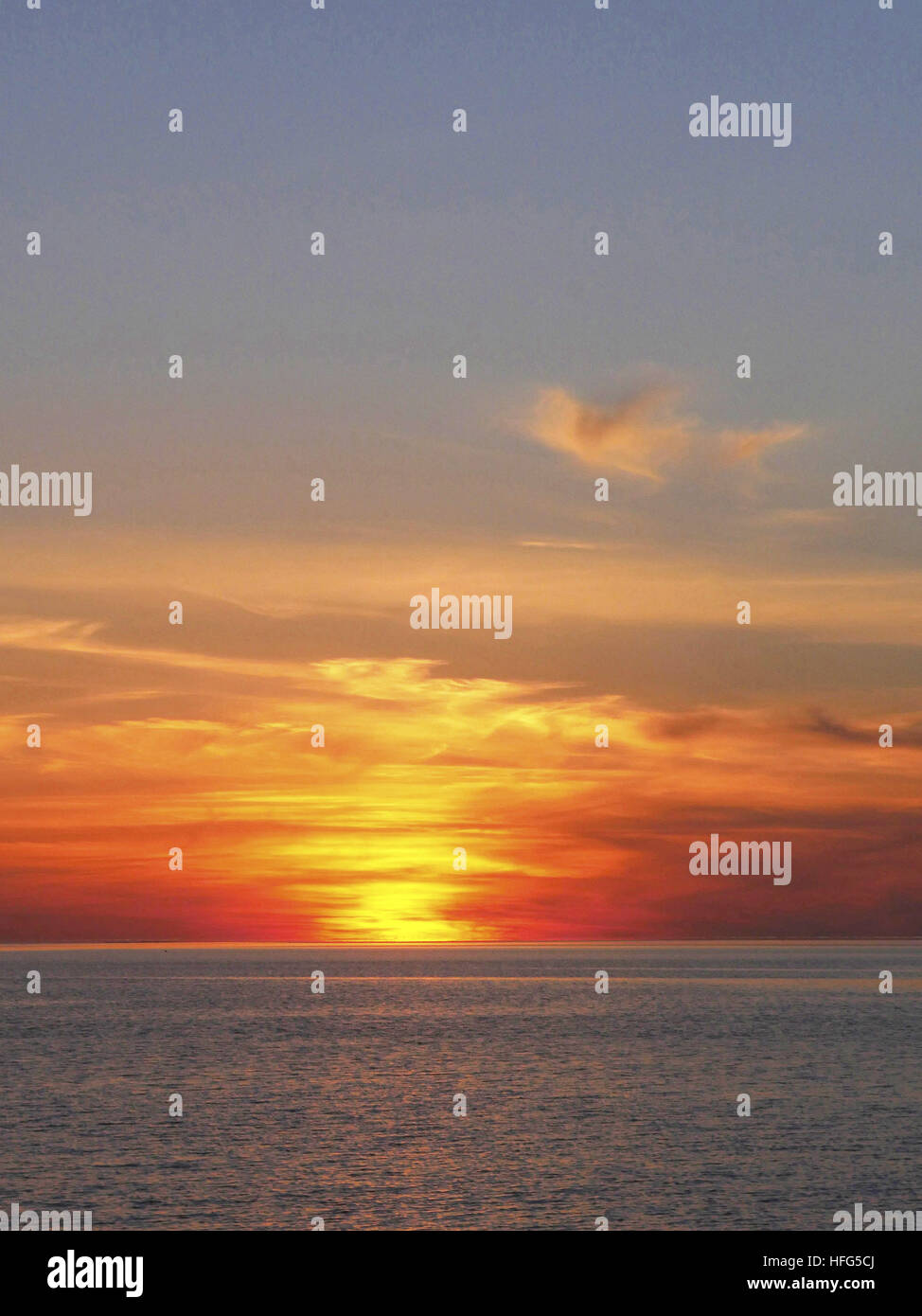 Tramonto sul mare vicino a Marsala in Sicilia, Italia Foto Stock