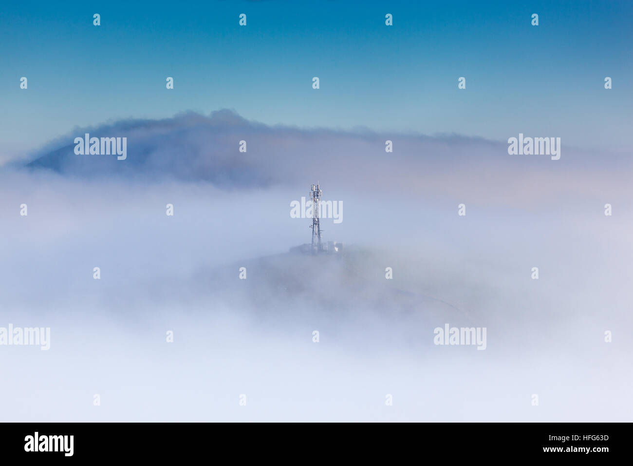 La nebbia che circonda il trasmettitore sulla parte superiore della collina Hazler, Church Stretton, Shropshire, Inghilterra, Regno Unito Foto Stock