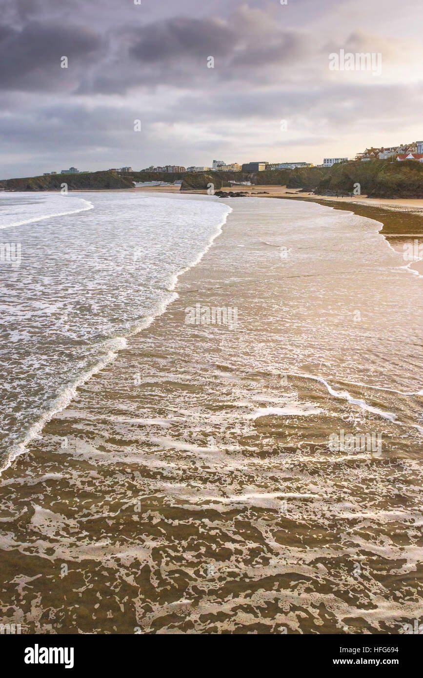 Un inizio di mattina marea su Towan Beach in Newquay, Cornwall, Inghilterra, Regno Unito. Foto Stock