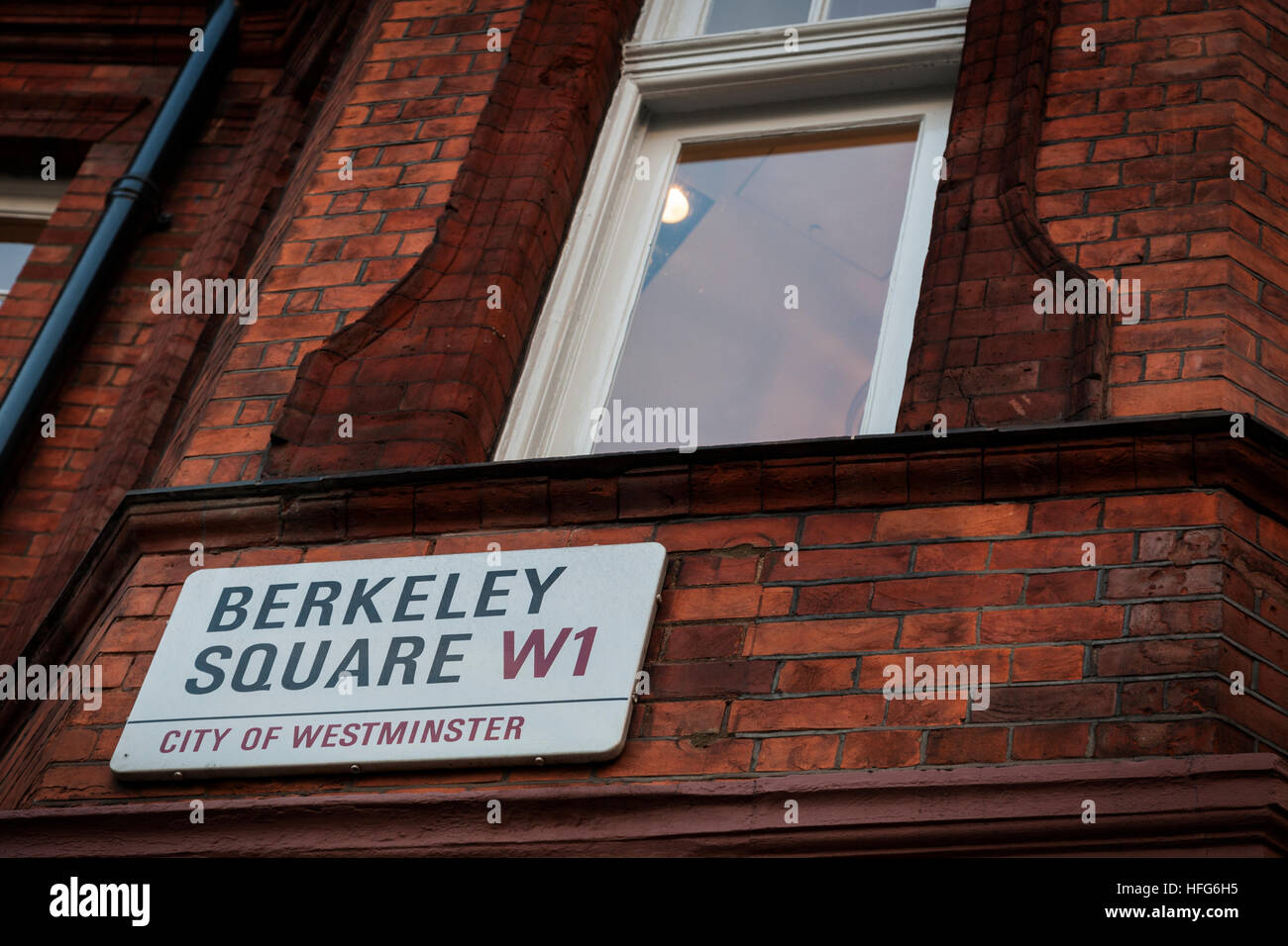 Berkeley Square cartello stradale sul lato dell'edificio di mattoni rossi a Mayfair, Londra Foto Stock