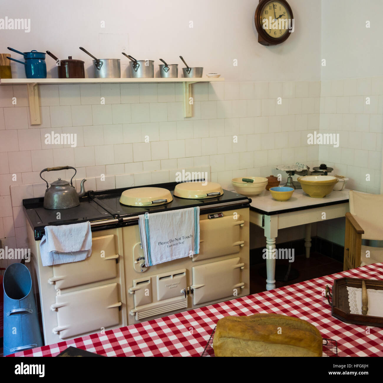 Cucina di paese con aga cooker da 1920s. Foto Stock