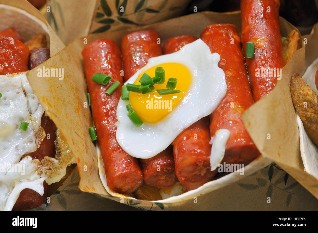 Il cibo. Uova fritte e salsicce al mercato la Boqueria. Barcellona, in Catalogna, Spagna Foto Stock