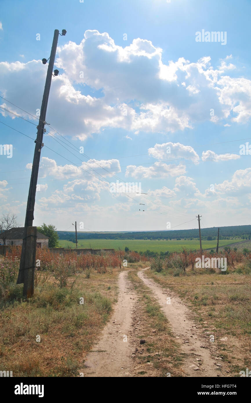 Paesaggio rurale, strada rurale di lasciare nei campi Foto Stock