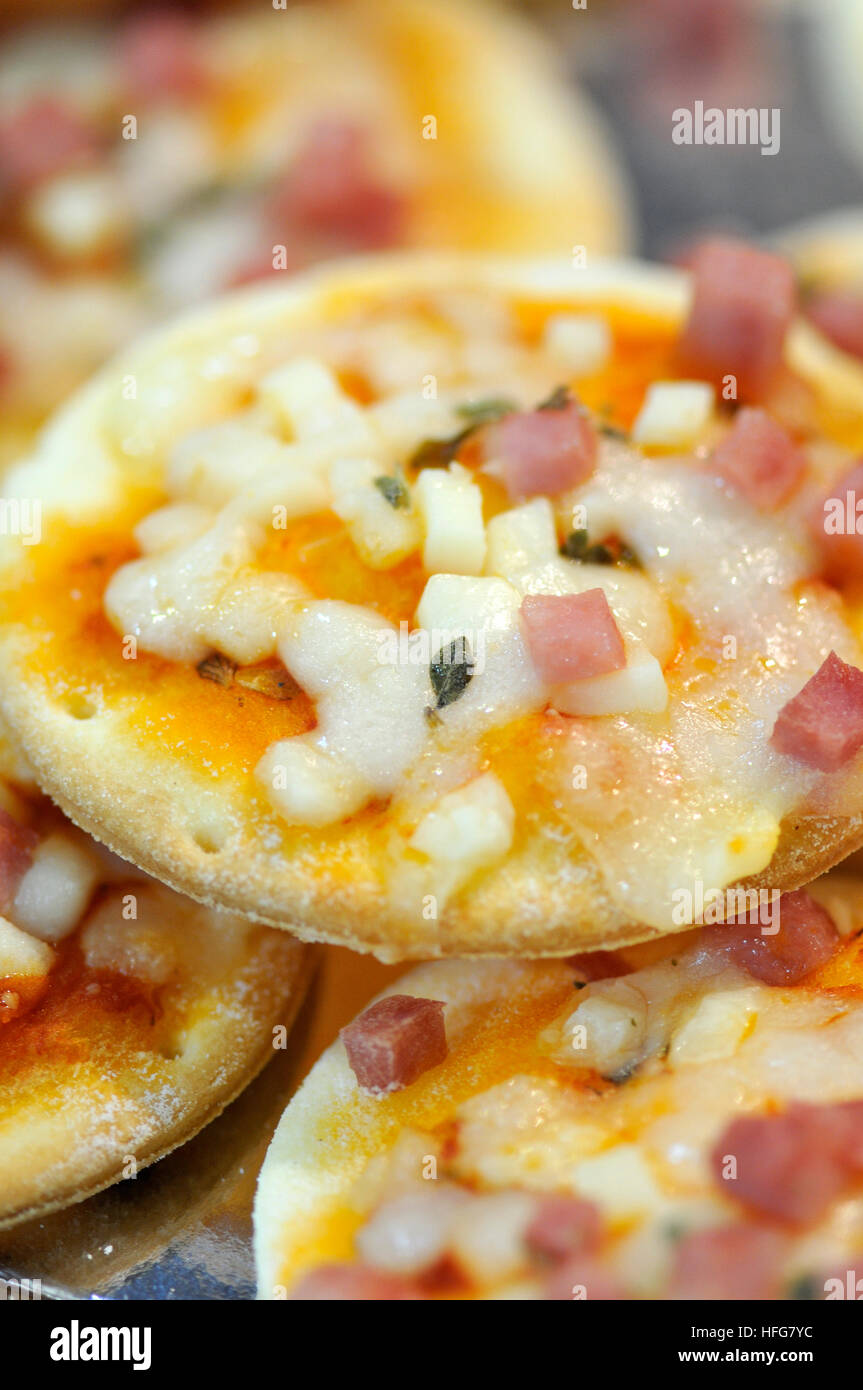 Mini pizza. Alimentaria, cucina internazionale e bevande mostra, l'Hospitalet de Llobregat, Barcellona, in Catalogna, Spagna Foto Stock