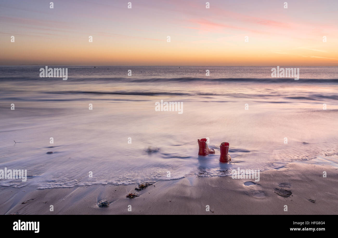 Lasciato il loro stivali dietro nella baia di sunrise Foto Stock