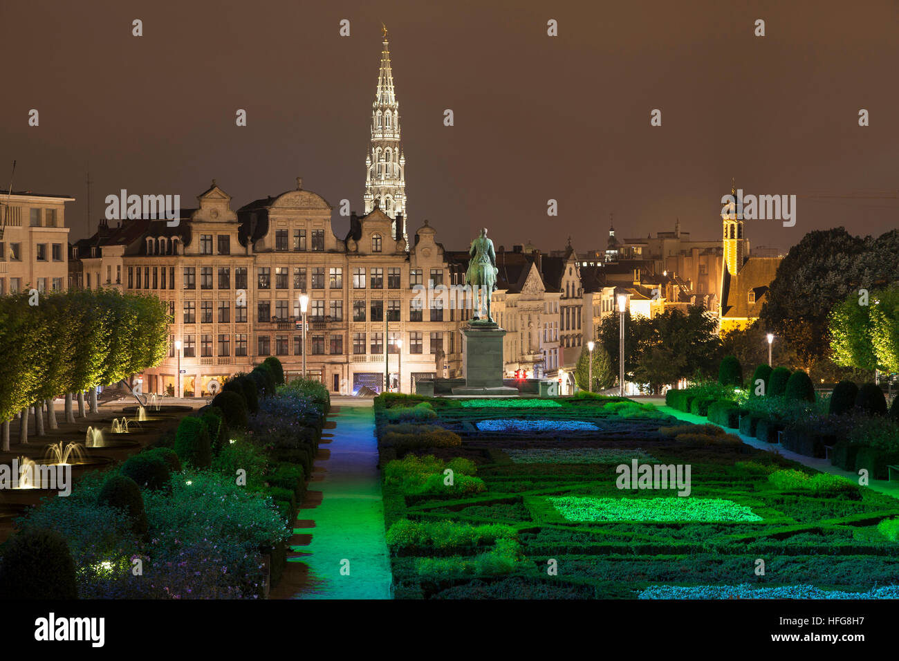 La guglia della Brussels City Hall visto dal Mont des Arts di Bruxelles in Belgio. Foto Stock