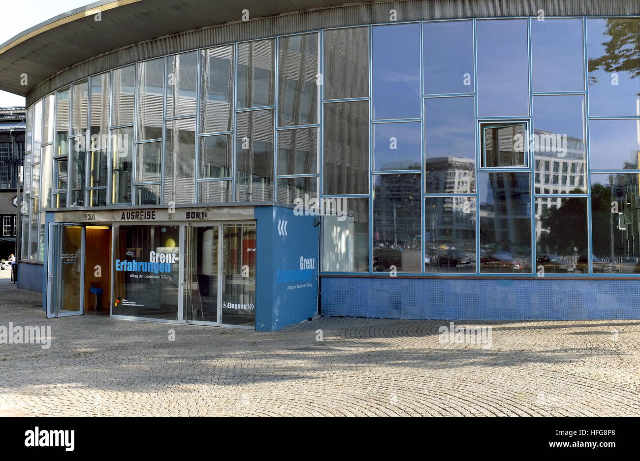 Denominato " Palazzo delle lacrime', questa stazione ferroviaria girato museo utilizzato per essere un grande traversata da est a ovest di Berlino, Germania Foto Stock