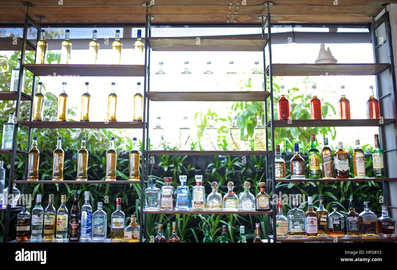 Bar aperto le bottiglie di alcol outdoor brands Potato Head Bali Foto Stock