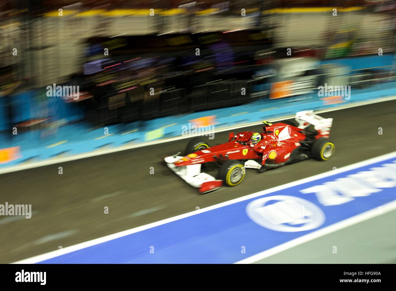 F1 Grand Prix di Singapore sport gara notturna Ferrari auto di alta velocità di pit-lane Foto Stock