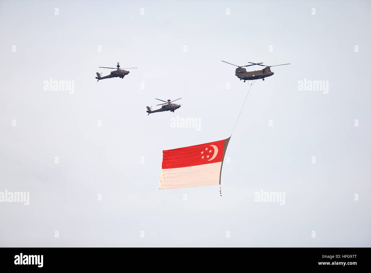 Singapore Giornata Nazionale elicotteri battenti bandiera air force orgoglio nazione celebrazione volo Foto Stock