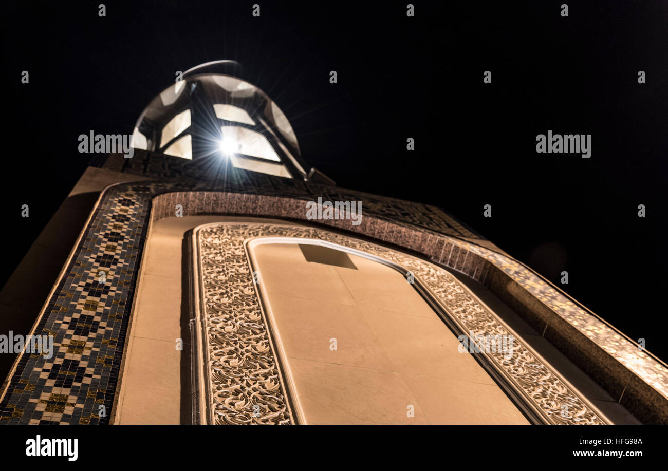 Torre di Al Alam moschea, accanto al Palazzo del Sultano. Un bel sunstar è visibile, come pure alcuni con cura i dettagli. Foto Stock