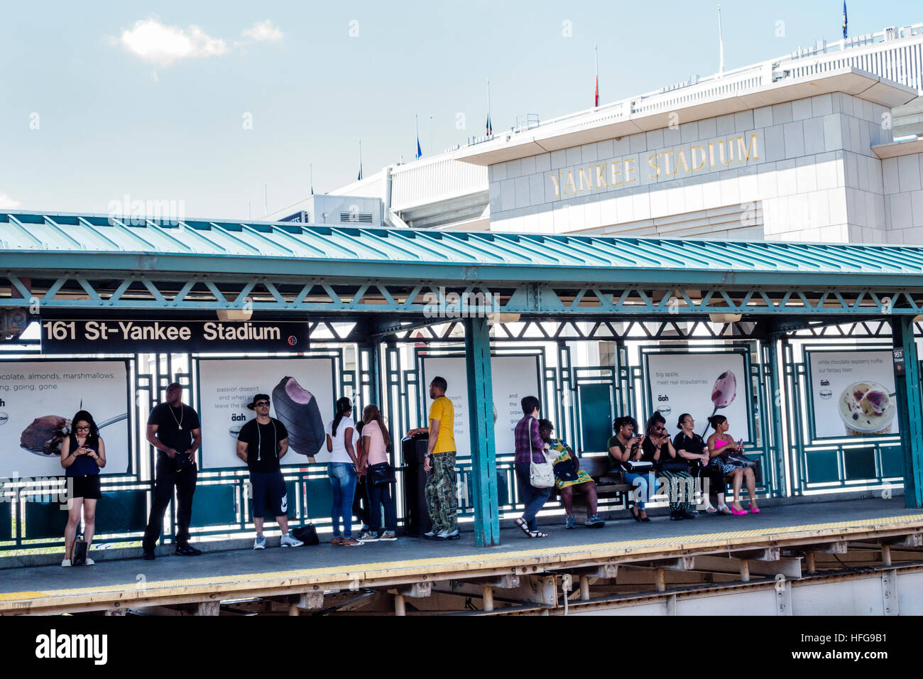 New York City,NY NYC Bronx,metropolitana,stazione,161 Street - Yankee Stadium,Elevated platform,Black adult,adults,man men maschio,woman female women,multi ethni Foto Stock