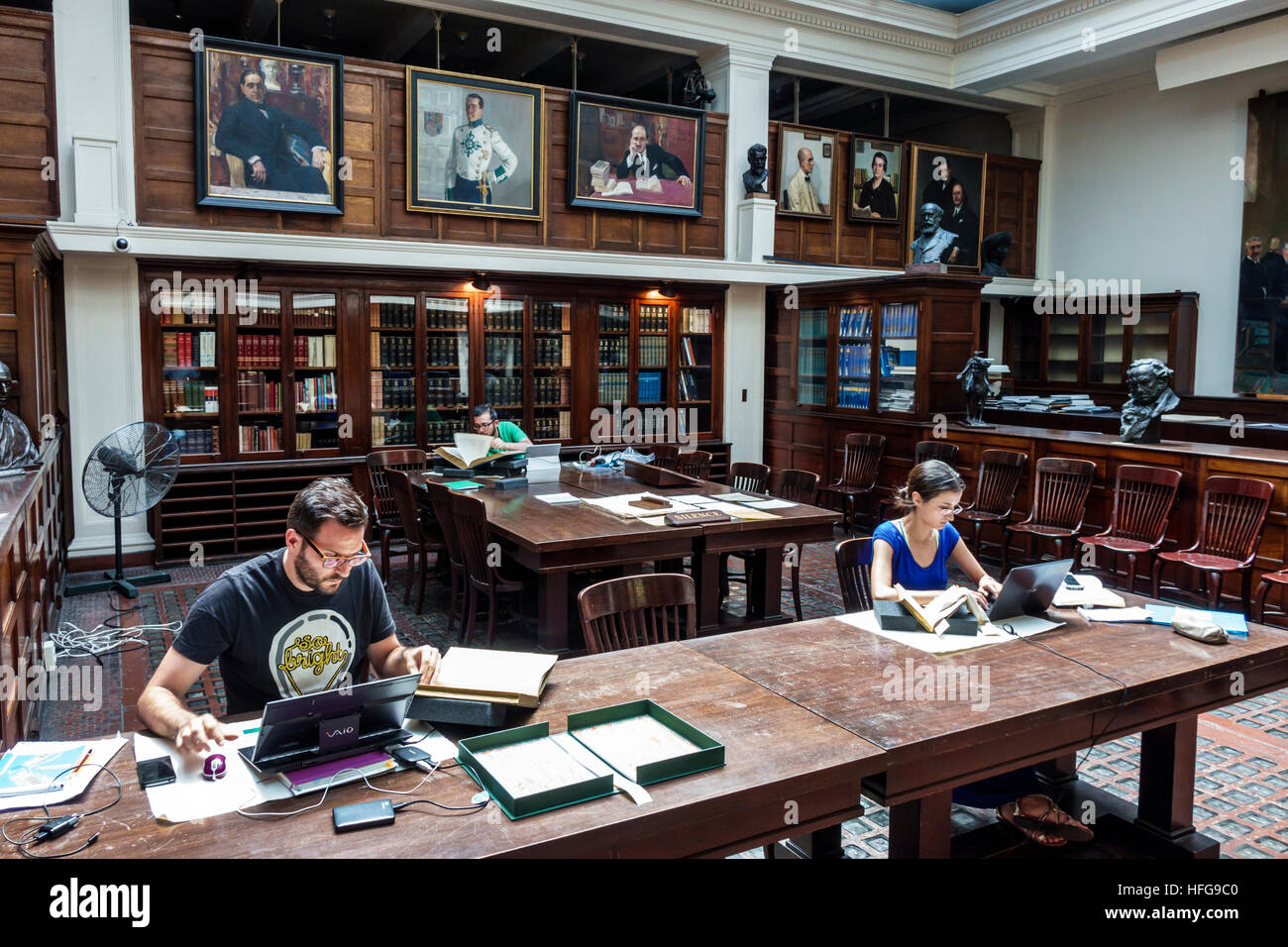 New York City,NY NYC Upper Manhattan,Società Ispanica d'America,Galleria Bancaja,biblioteca,Sala lettura,adulti,uomini maschi,donne femmine,lap Foto Stock