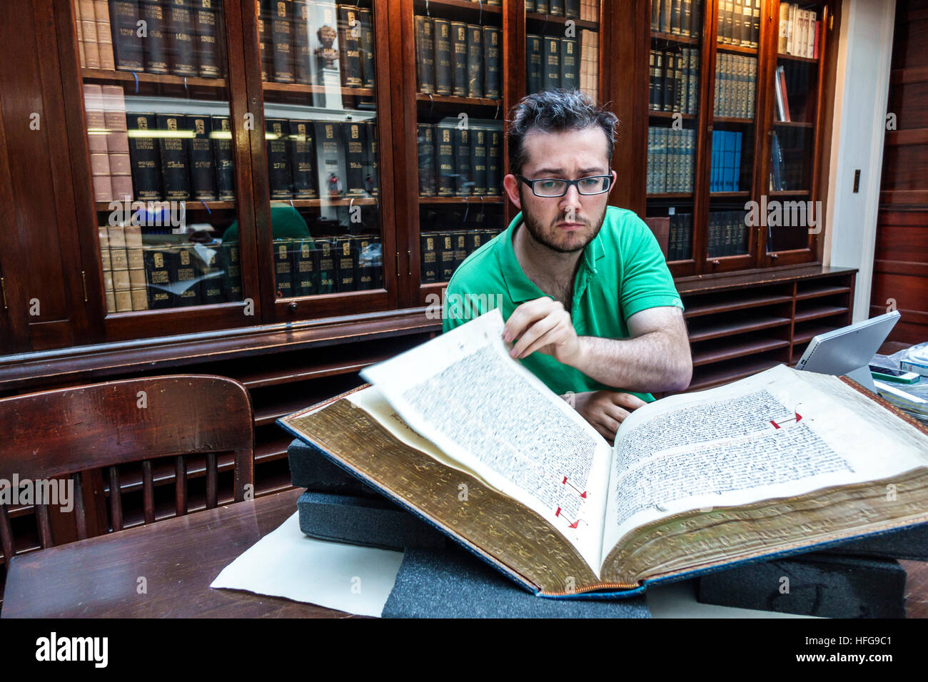 New York City,NY NYC Upper Manhattan,Società Ispanica d'America,Galleria Bancaja,biblioteca,Sala lettura,adulti,uomini maschi,donne femmine,lap Foto Stock