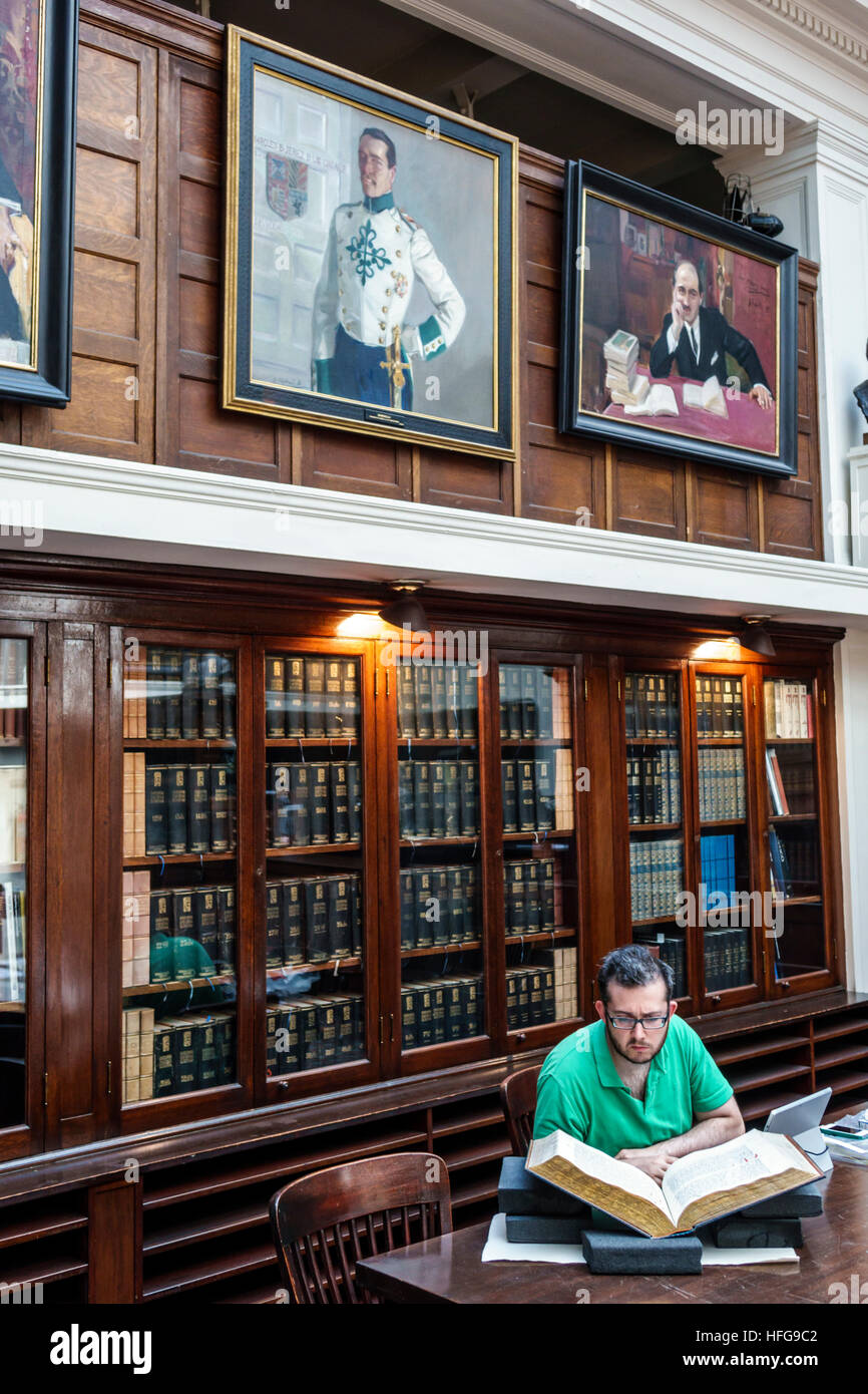 New York City,NY NYC Upper Manhattan,Società Ispanica d'America,Galleria Bancaja,biblioteca,Sala lettura,adulti,uomini maschi,donne femmine,lap Foto Stock