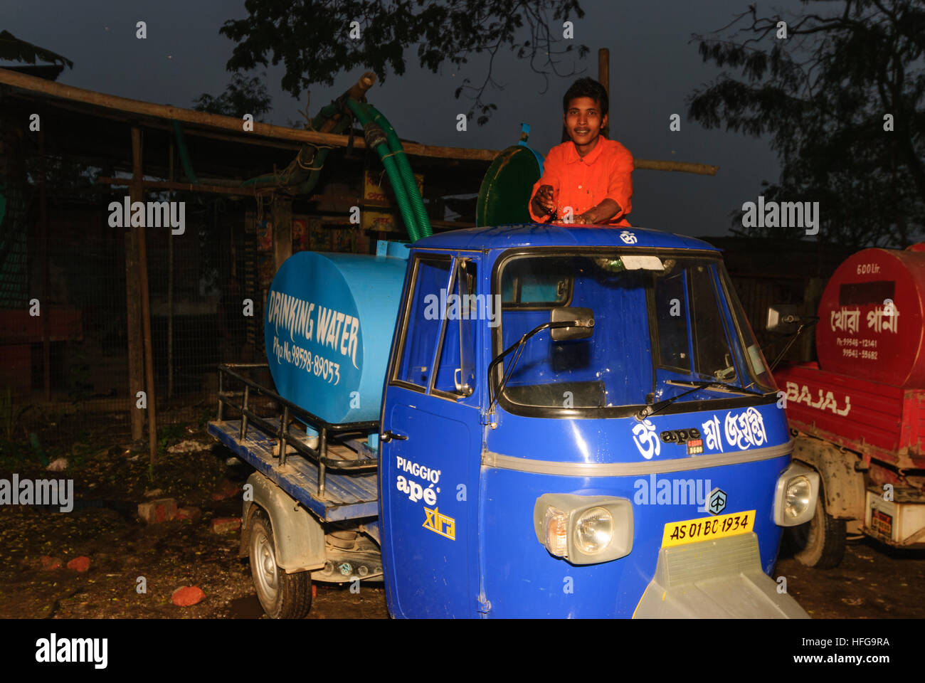 Guwahati: il rifornimento di acqua potabile auto, Assam, India Foto Stock