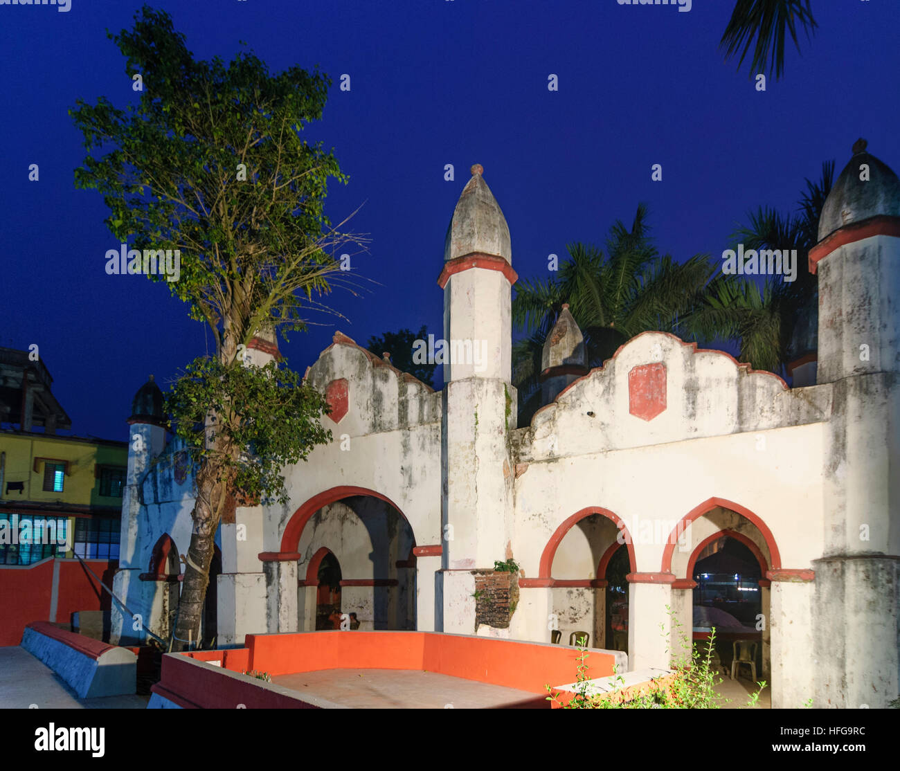 Guwahati: Porta edificio dal British era a Sukreswar Ghat Park, Assam, India Foto Stock