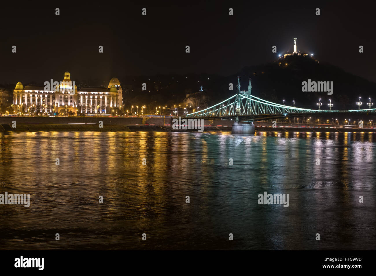 Vista notturna del Ponte della Libertà, Hotel Gellert e il fiume Danubio dalla banca di Pest , Budapest, Ungheria Foto Stock