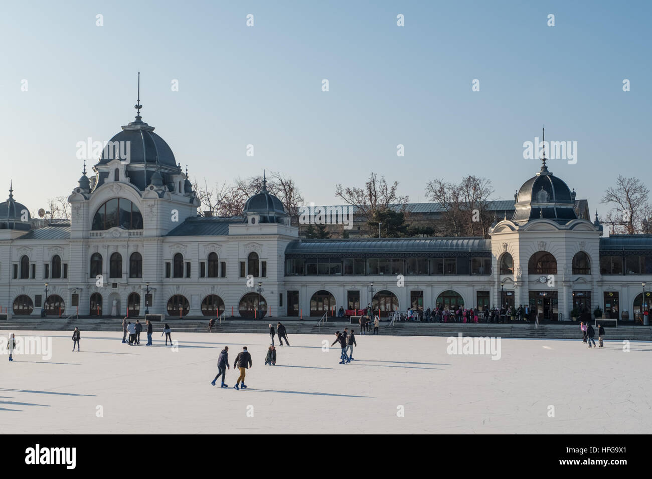 La gente di pattinaggio presso il parco della città una pista per pattinaggio su ghiaccio più grande d'Europa, Budapest, Ungheria Foto Stock