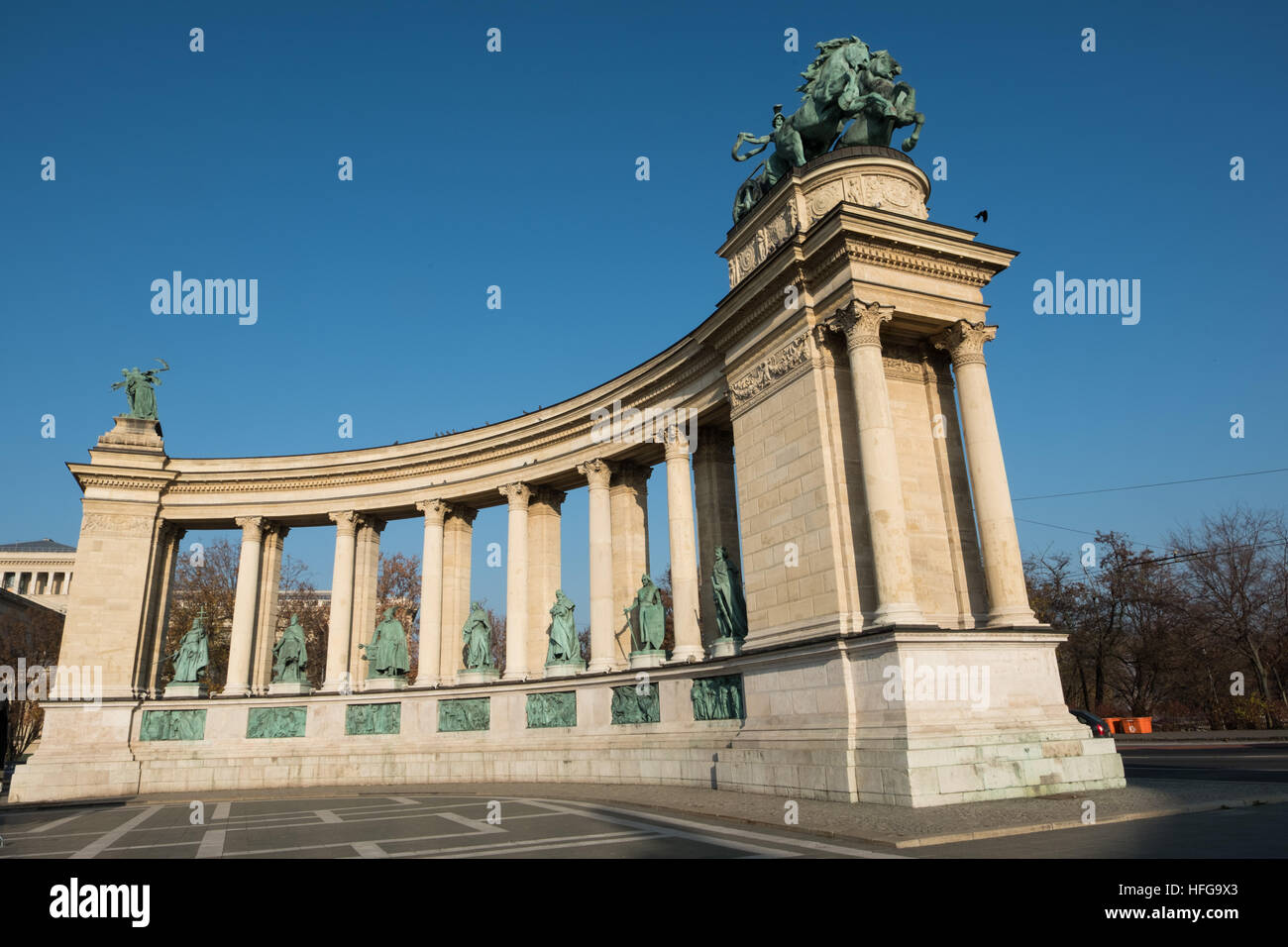 Il colonnato e statua complesso in Piazza degli Eroi di Budapest, Ungheria Foto Stock