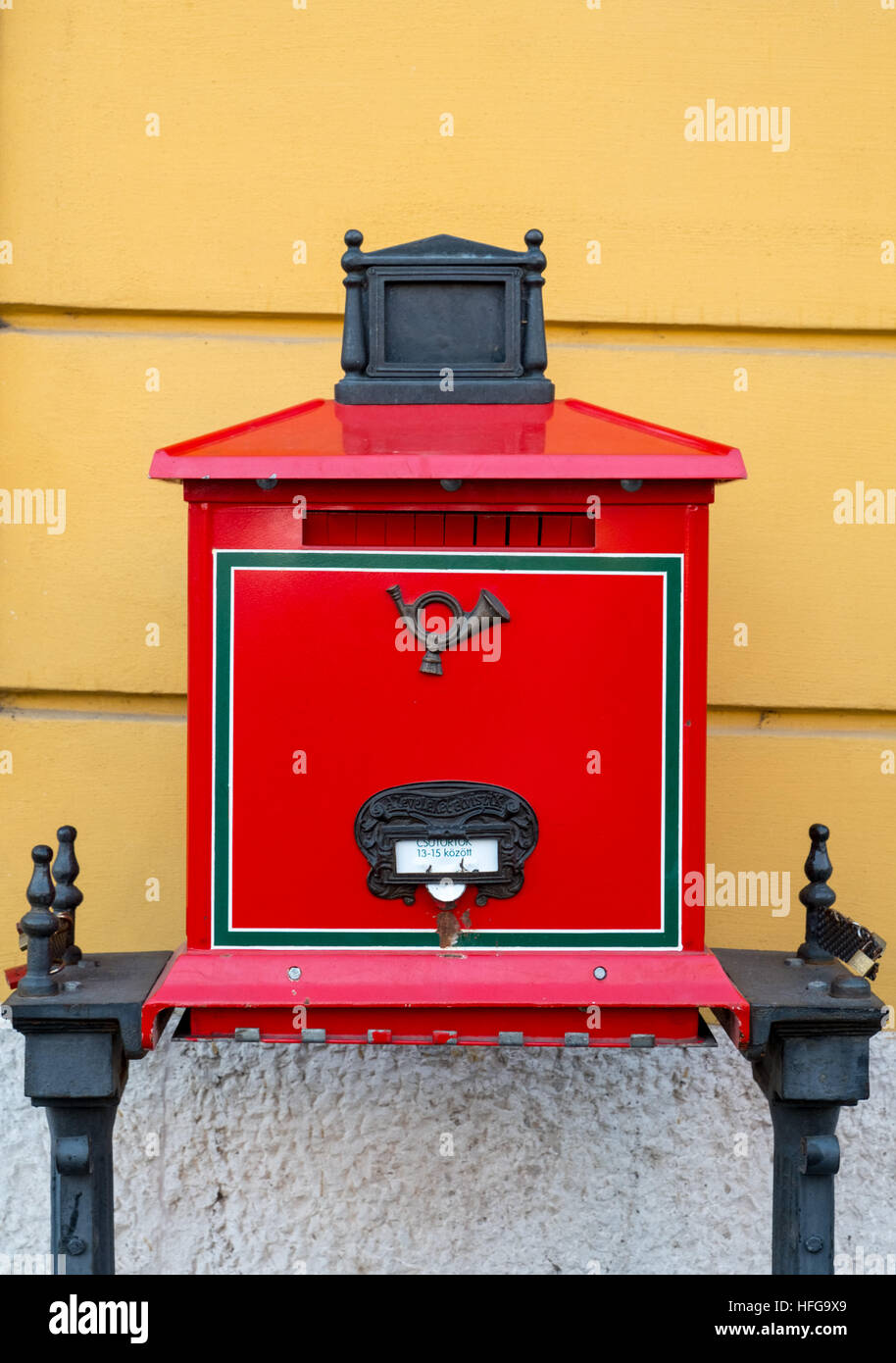 Un rosso raditional mailbox nel centro di Budapest, Ungheria Foto Stock