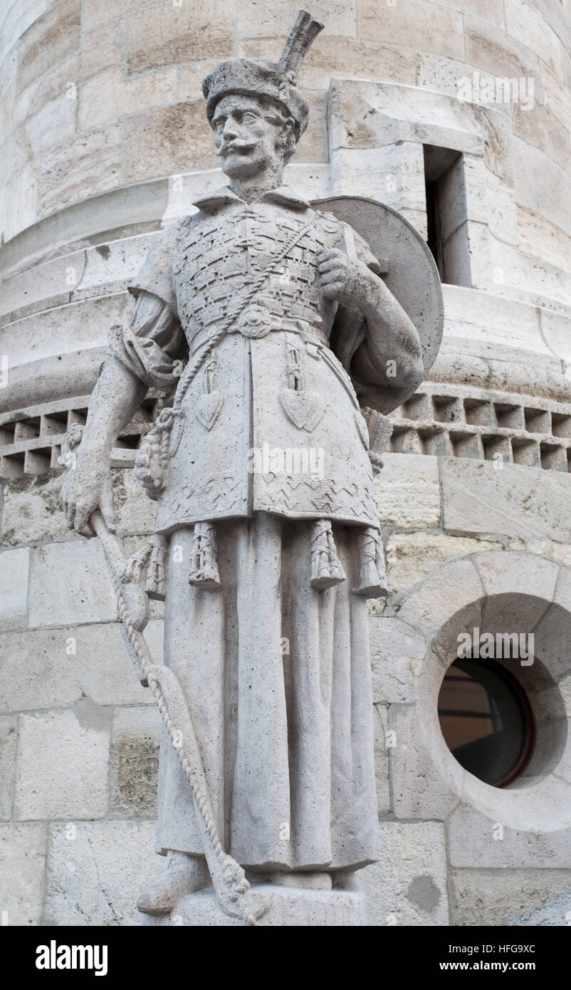 La statua di Elod, leader ungherese, a guardia della parte anteriore della torre principale, Fisherman's trimestre, Castle Hill, Budapest, Ungheria Foto Stock