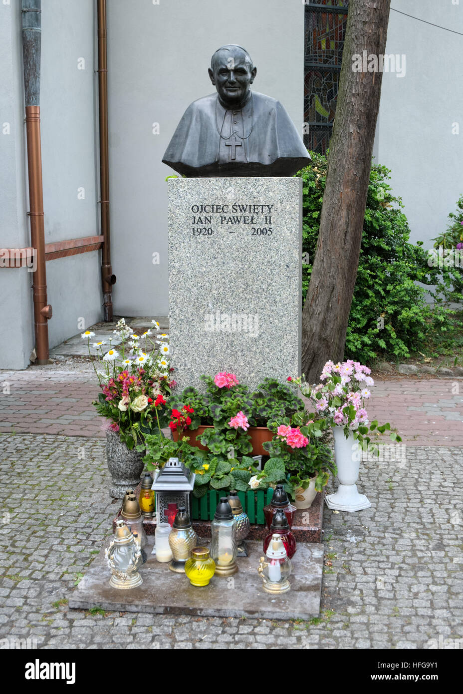 SWINOUJSCIE, Polonia - 29 Maggio 2016: scultura di Papa Jan Pawel II nel centro della città Foto Stock