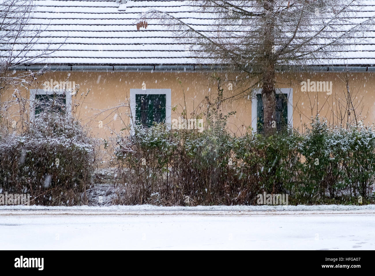 La caduta della neve sulla cute casa di villaggio, Ungheria Foto Stock