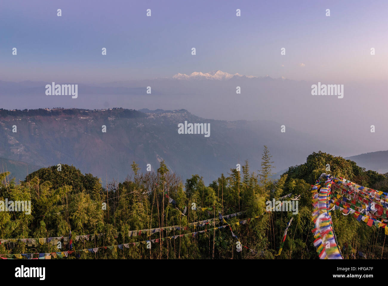 Darjeeling: Vista dalla collina della tigre di Darjeeling e Himalaya con il Kangchendzönga (anche Khangchendzonga, Kangchenjunga, 8586 m), il Bengala Occidentale, W Foto Stock