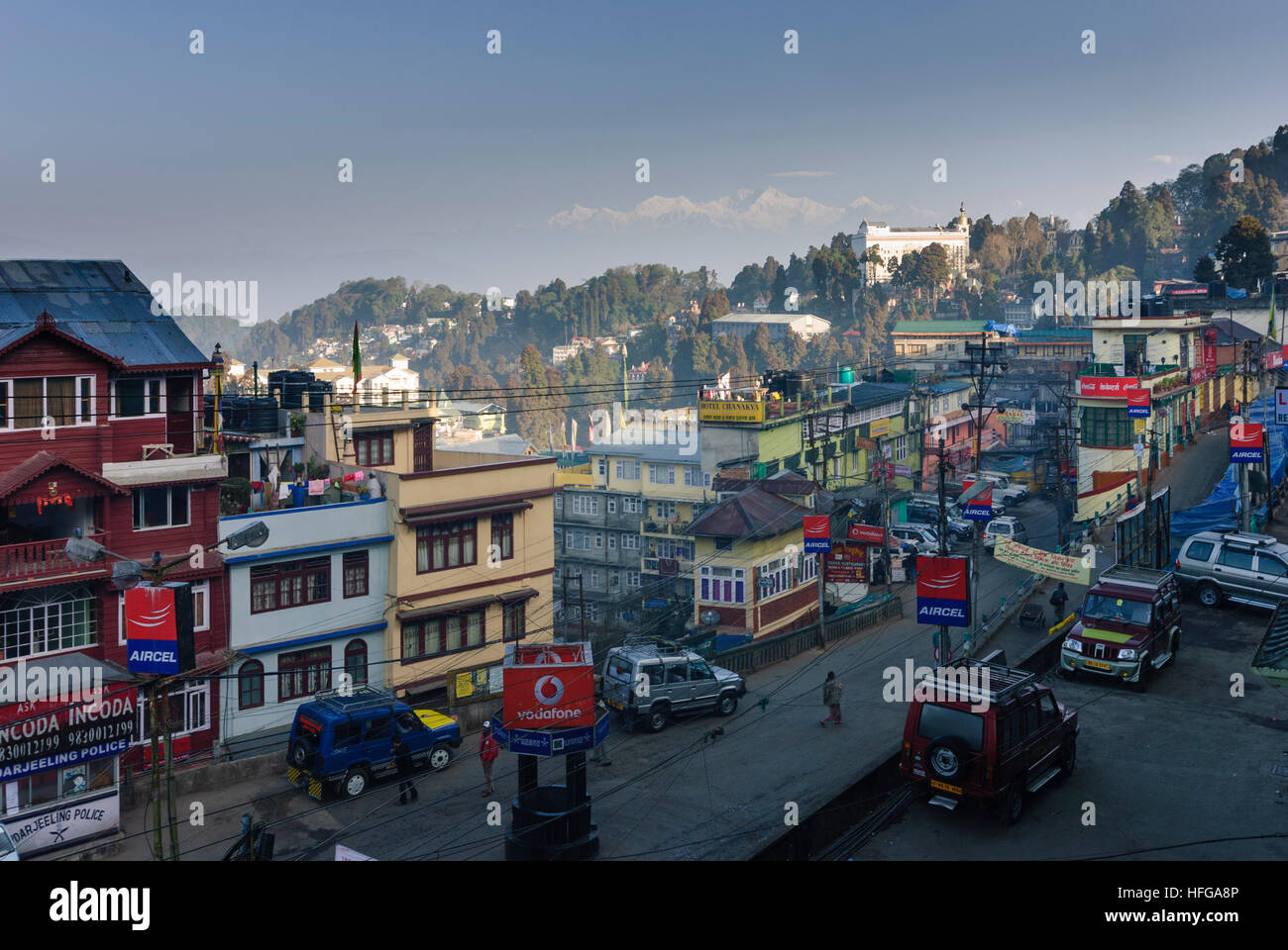 Darjeeling: centro città di Darjeeling con l'Himalaya con il Kangchendzönga (anche Khangchendzonga, Kangchenjunga, 8586 m), il Bengala Occidentale, Westbenga Foto Stock